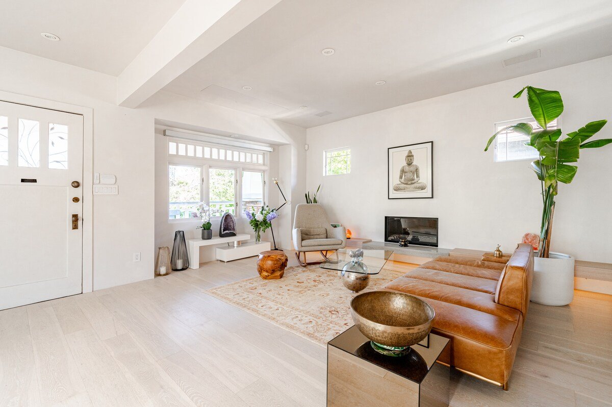 Executive Modern Getaway – Minutes to Downtown! gallery image 5