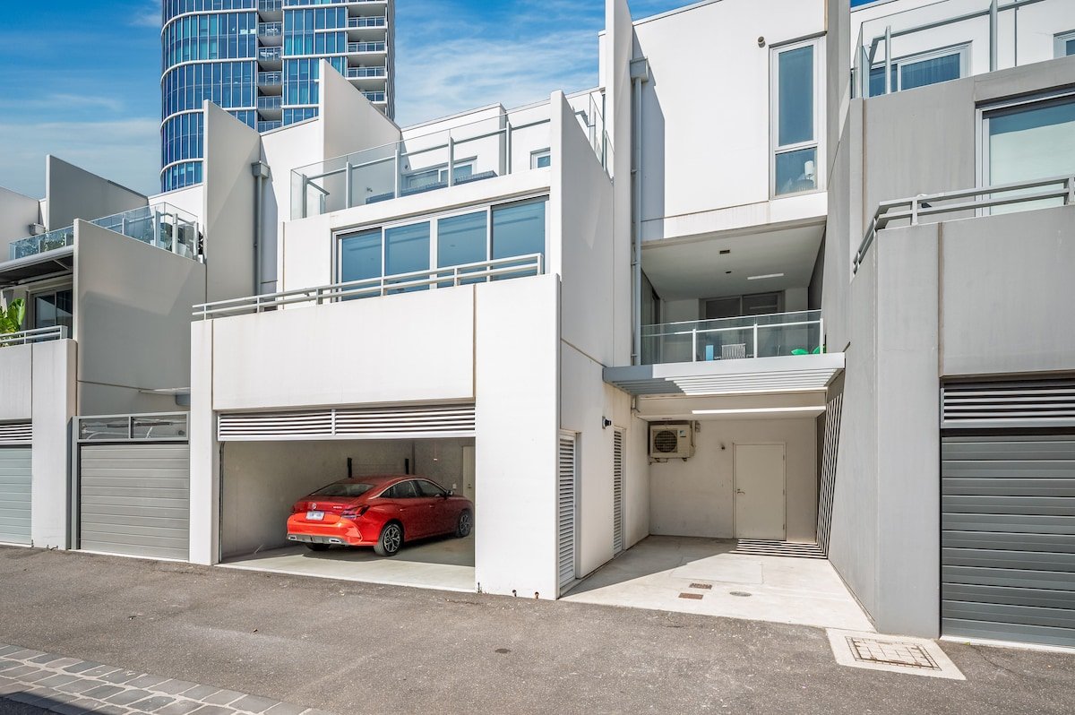 4Bedroom Millionaires Townhouse | Spacious & Cozy gallery image 5