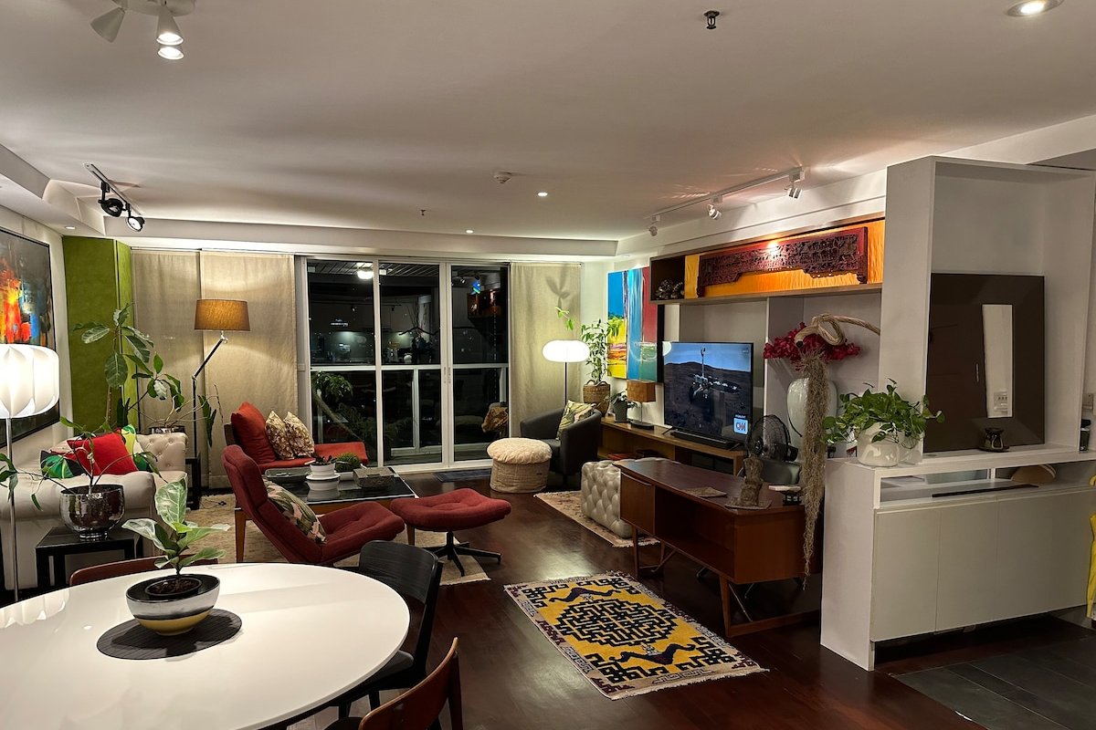 Arty Modern Hip Haven 2 Bdrm Apt gallery image 5