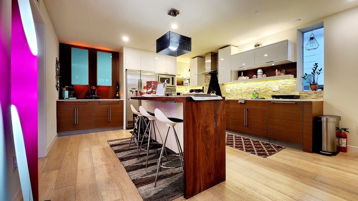 Pristine Architectural Loft in WeHo – Artsy Modern gallery image 5