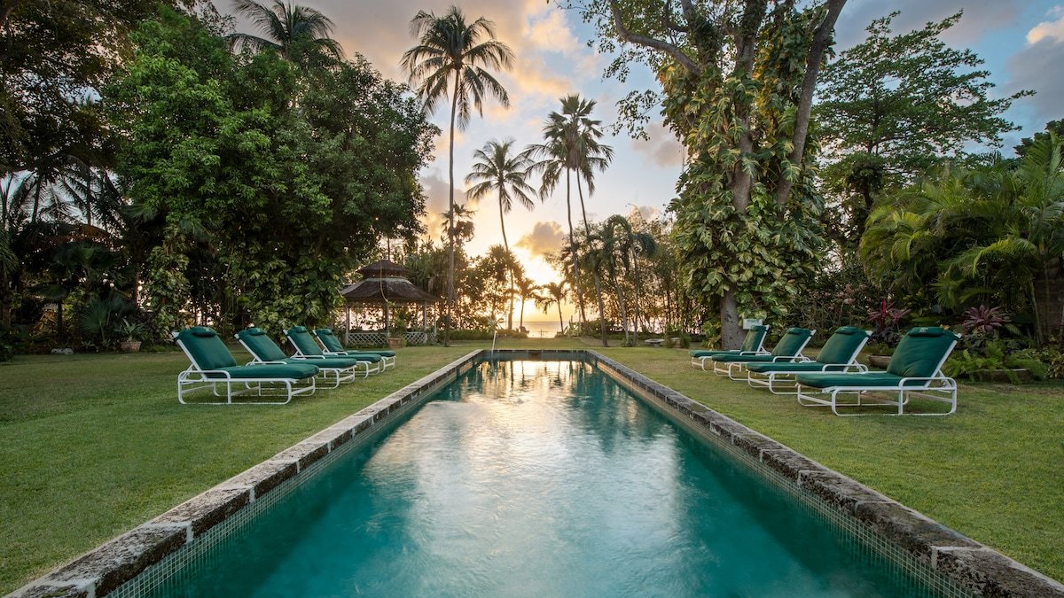 Beachfront 8-Bed Getaway with Pool – Nelson Gay gallery image 2