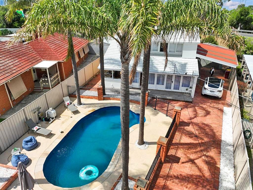 Evies White House Oasis I Pool & Close to Airport gallery image 3