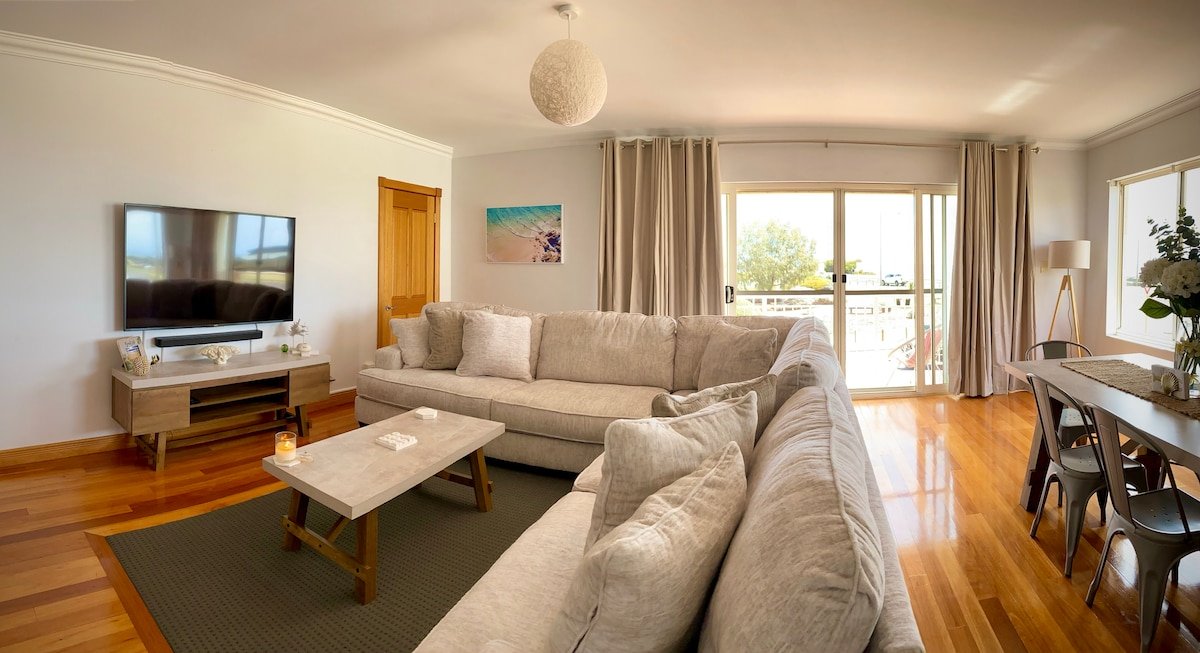 Bunbury beachfront townhouse, 500m to the CBD. gallery image 3