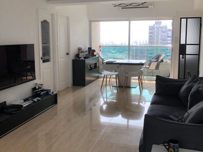 Modern 2BR/2Bath Seaview apt with balcony/1min MTR