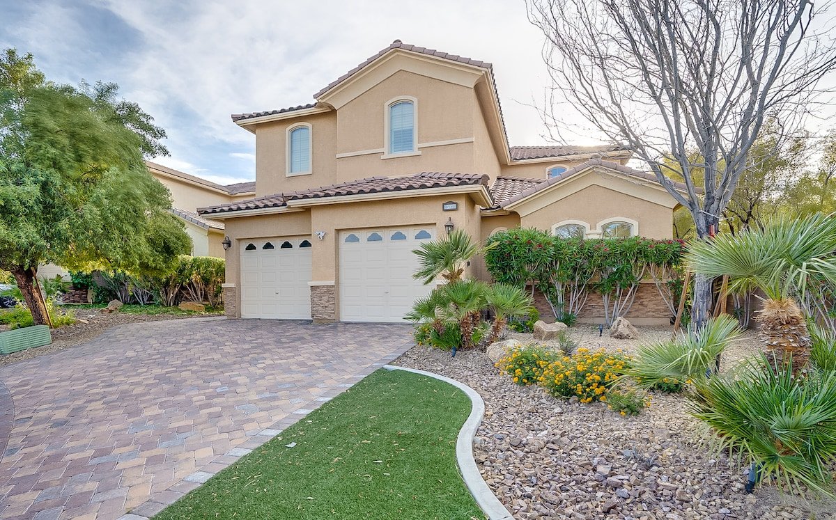 Luxury 3 Bed | 3.5 Bath | Sparkling Heated Pool gallery image 5