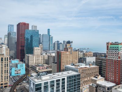 Downtown Penthouse 5bd VIEWS | Parking, Gym+Pool