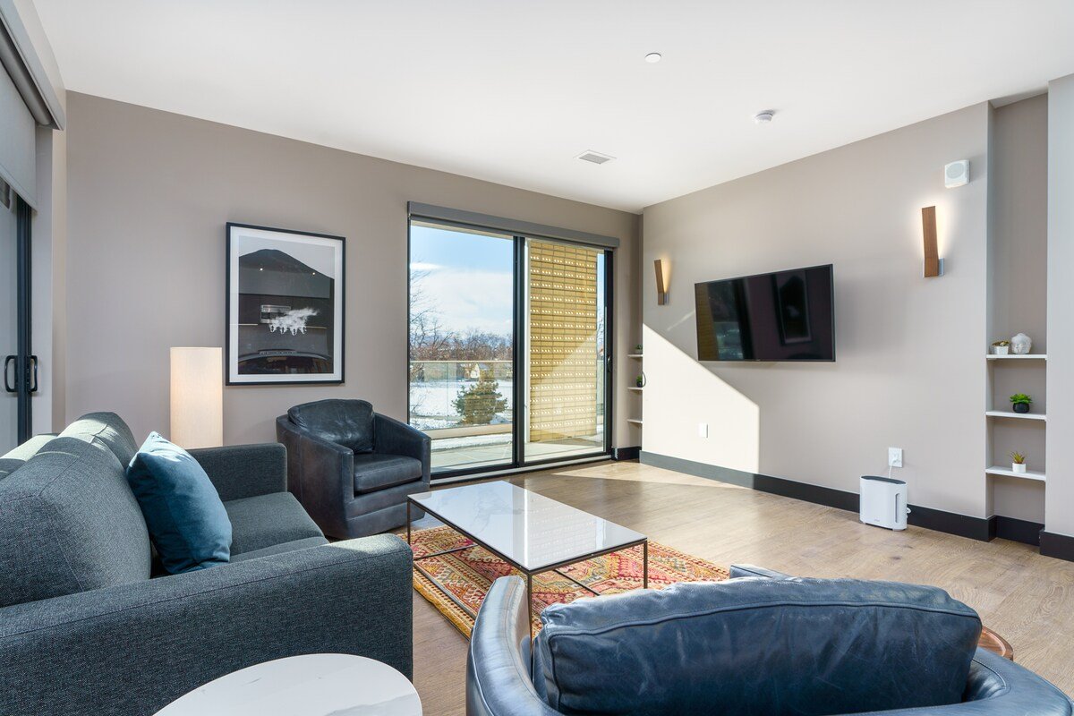 Stylish Getaway w/ Balcony & Scenic Mountain Views gallery image 4