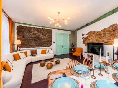 Big Apt for Large Groups/ 6BR/6AC