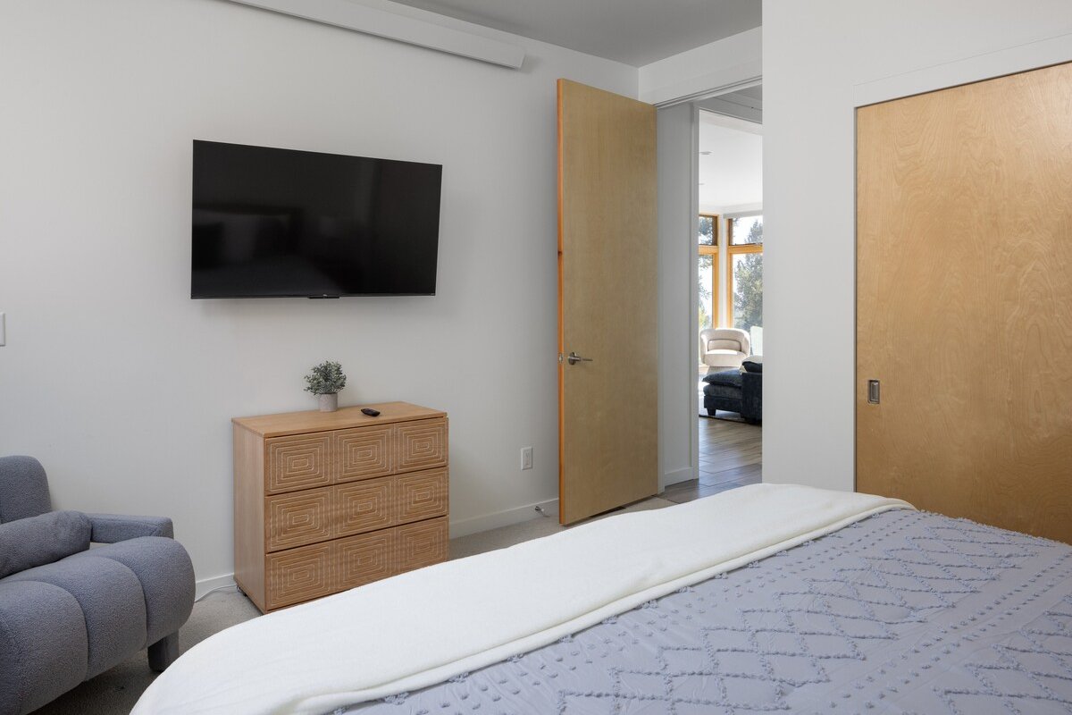 Modern, peaceful, retreat gallery image 2