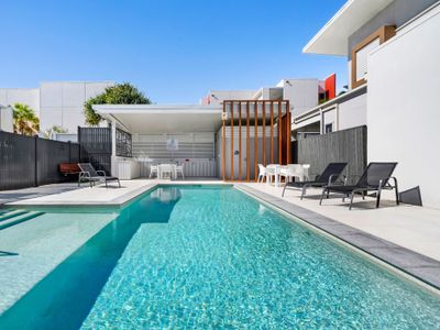 Modern Home with Pool in Complex – Pet Friendly