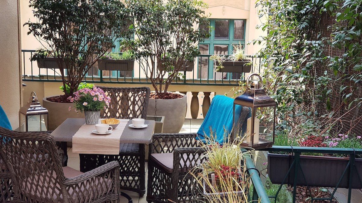 Cosily furnished apartm, unique terrace,AC,Prague1 gallery image 2