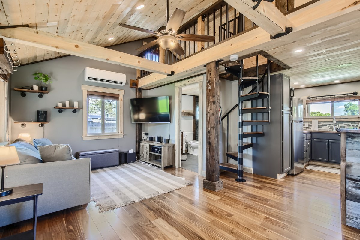 Hot Tub | Huge Yard | Amazing 3BR&Guest House