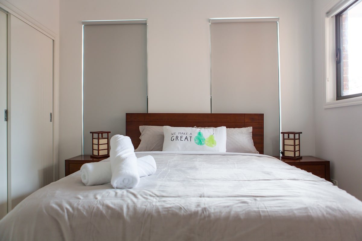 Spacious home with Netflix, Wifi+parking+workspace gallery image 4