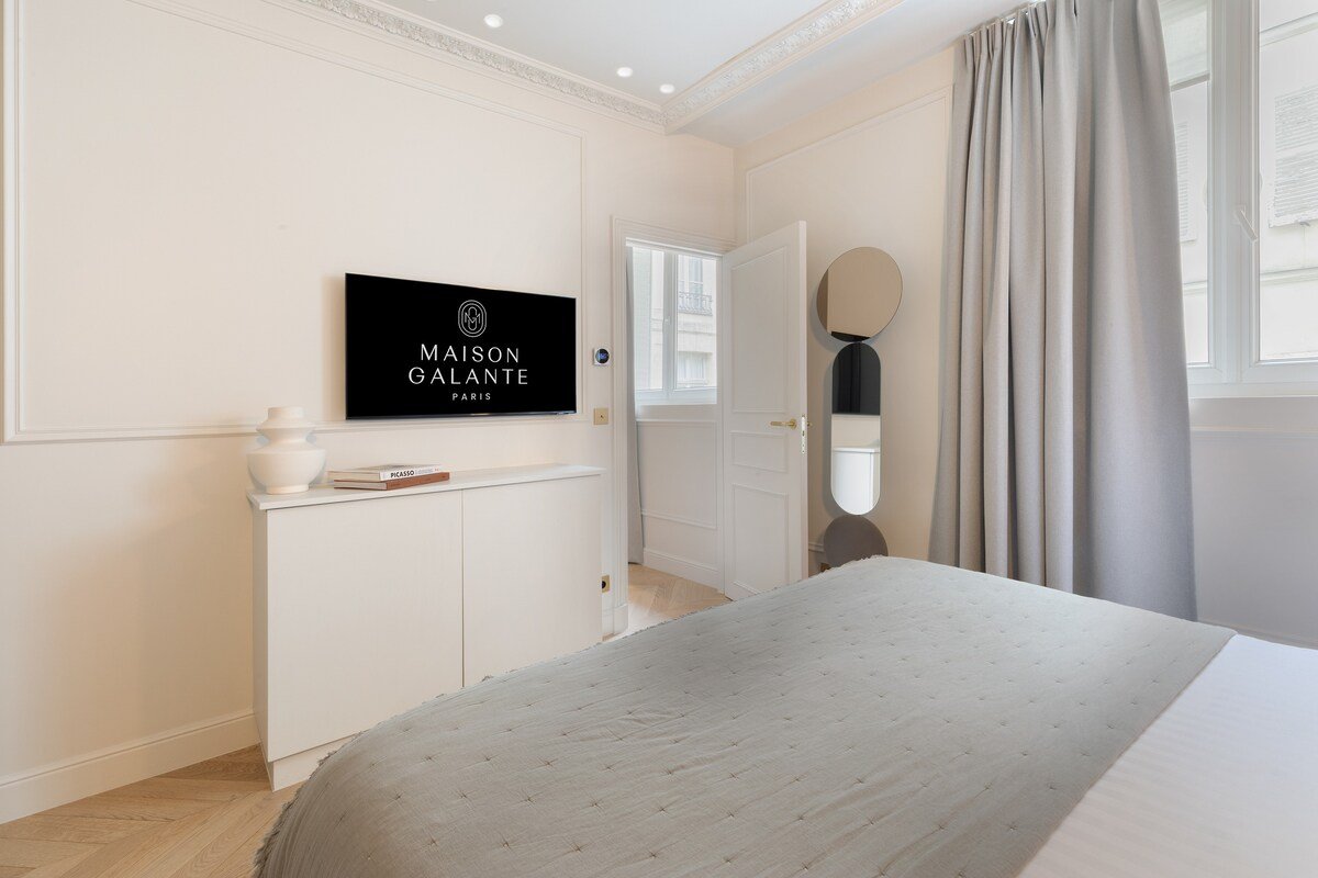A Refined 1-BR with Services in Louvre gallery image 4
