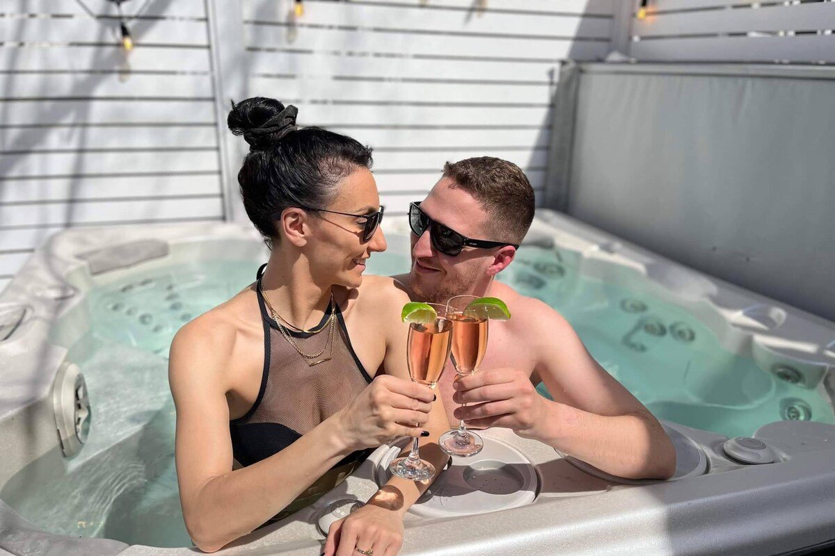 4 Bedrooms Historic Home w. Hot Tub in Downtown gallery image 4