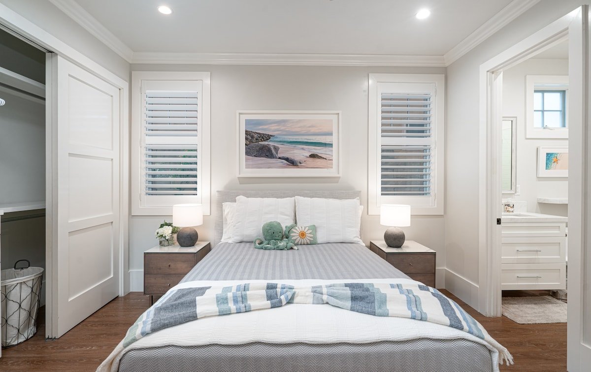 Coastal Luxury: Remodeled Duplex w/Rooftop Deck gallery image 5