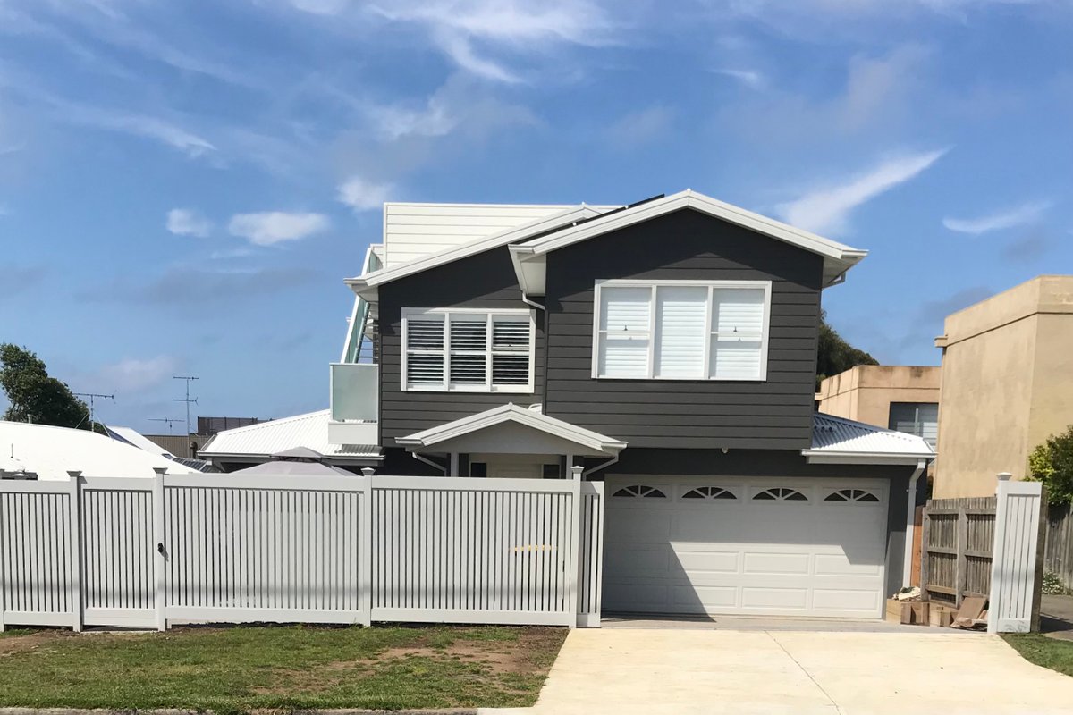 Heart of Torquay , 2 blocks from beach, Sleeps 11