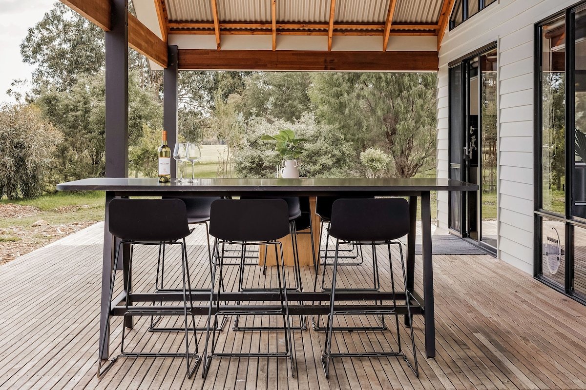 Bluegum Hideaway- luxury, aircon, 2xkitchen/living gallery image 5