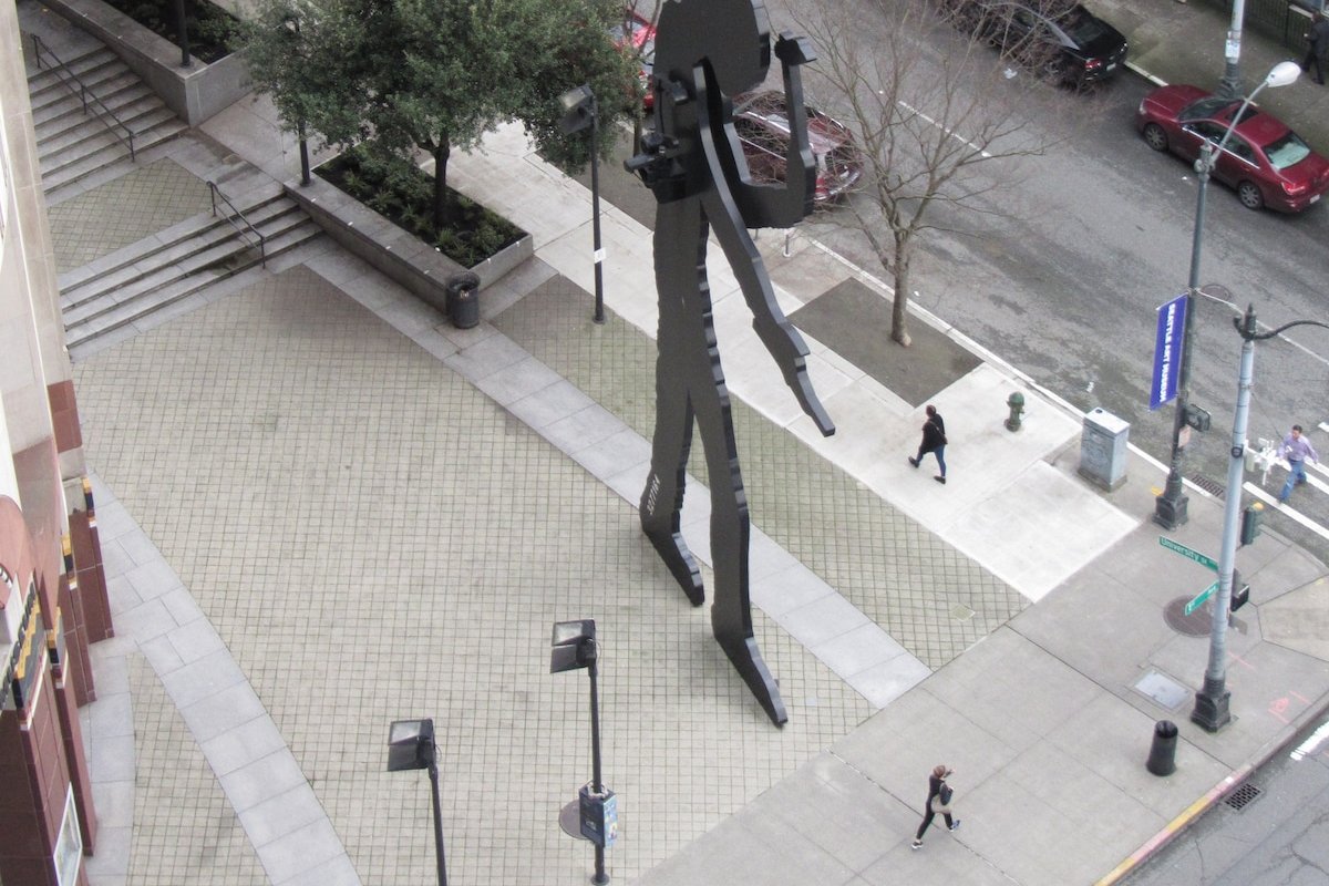 Harbor Steps ~ So Spacious ~ City Views ~ Downtown gallery image 5