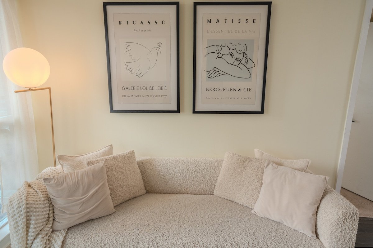 Charming 2 Bd 2 Bth Condo near CN tower w/ Parking gallery image 4