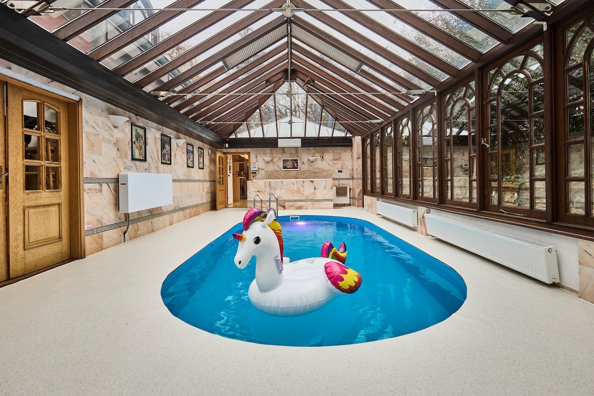 *The little castle* pool & sauna & hot tub gallery image 2