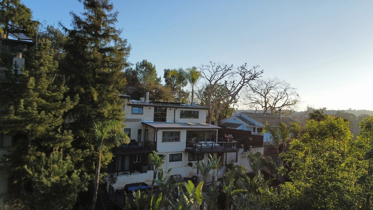 Hollywood Hills / Skyline views / Private Sauna gallery image 2