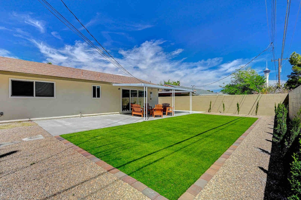 Vegas Baby-5 minutes to strip! gallery image 4