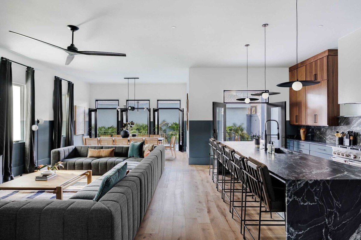 Designer Home 1 Block to magazine| Heated Pool/Spa gallery image 4