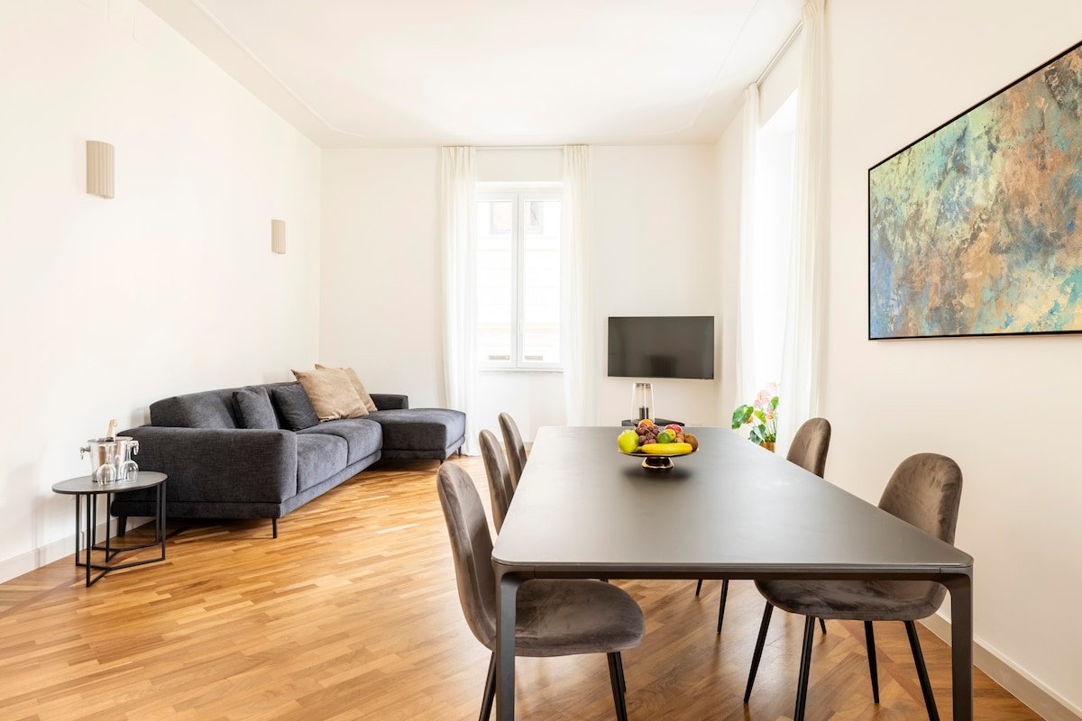 A prestigious and large apt facing Via Condotti gallery image 2