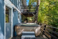 Hot tub|fire pit|Arcade game|King bed|6 mi to DT gallery image 4