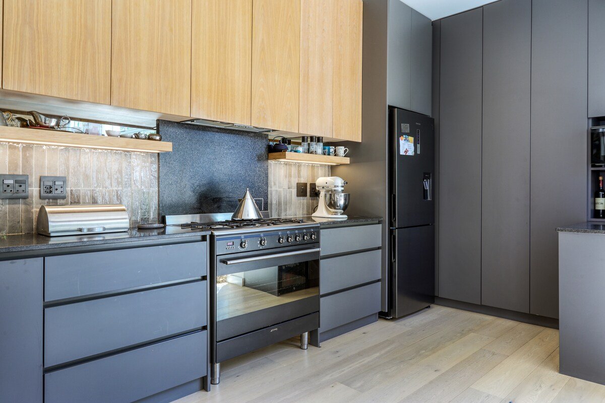 Cheerful home with pool in the heart of the city. gallery image 4