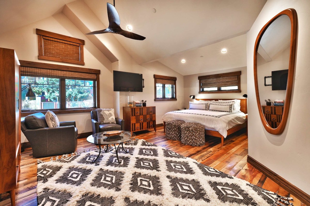 Old Town Escape | Ski Access + Theater + Hot Tub gallery image 2