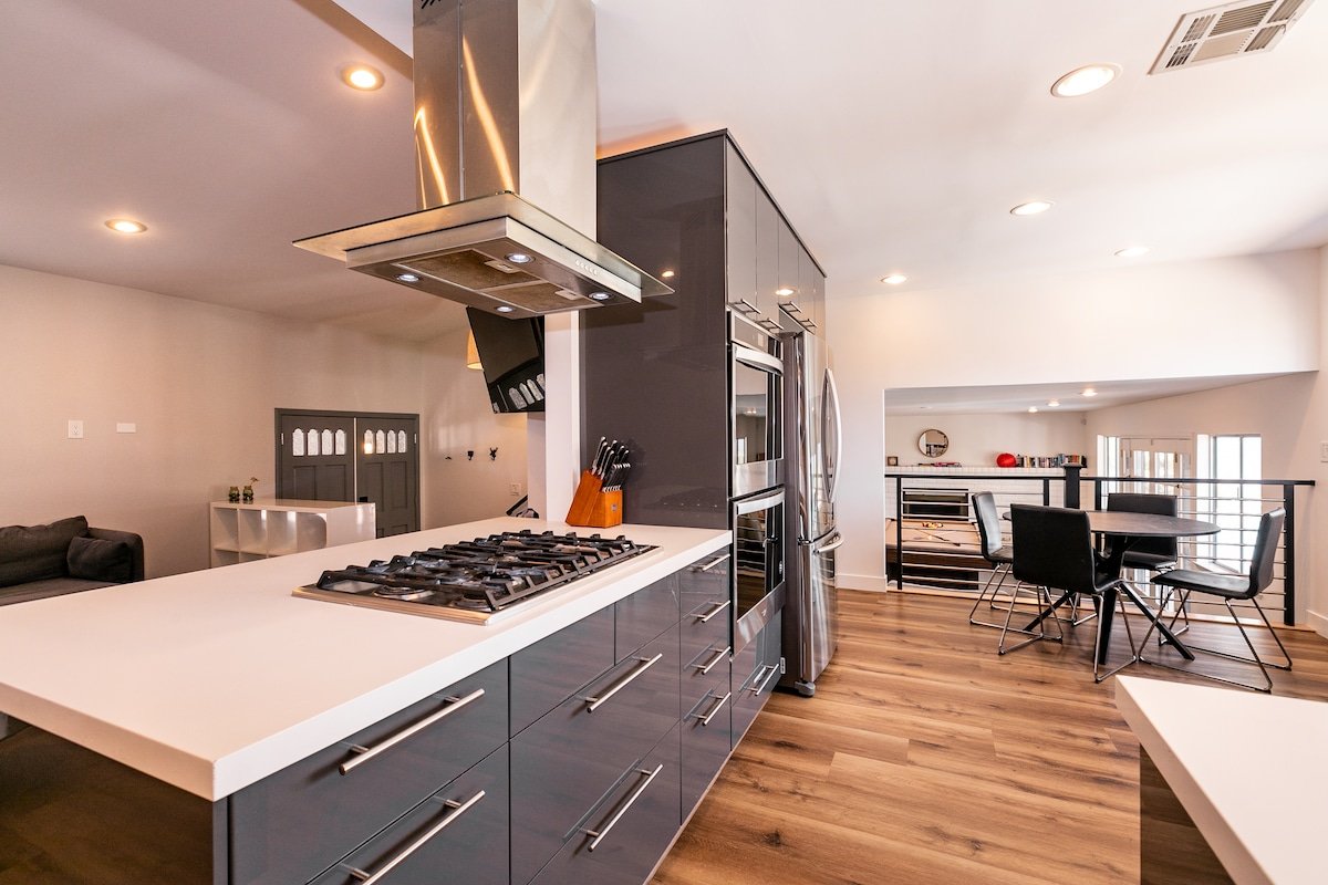 Bright, Modern 4BR with Beautiful Backyard & Pool! gallery image 2