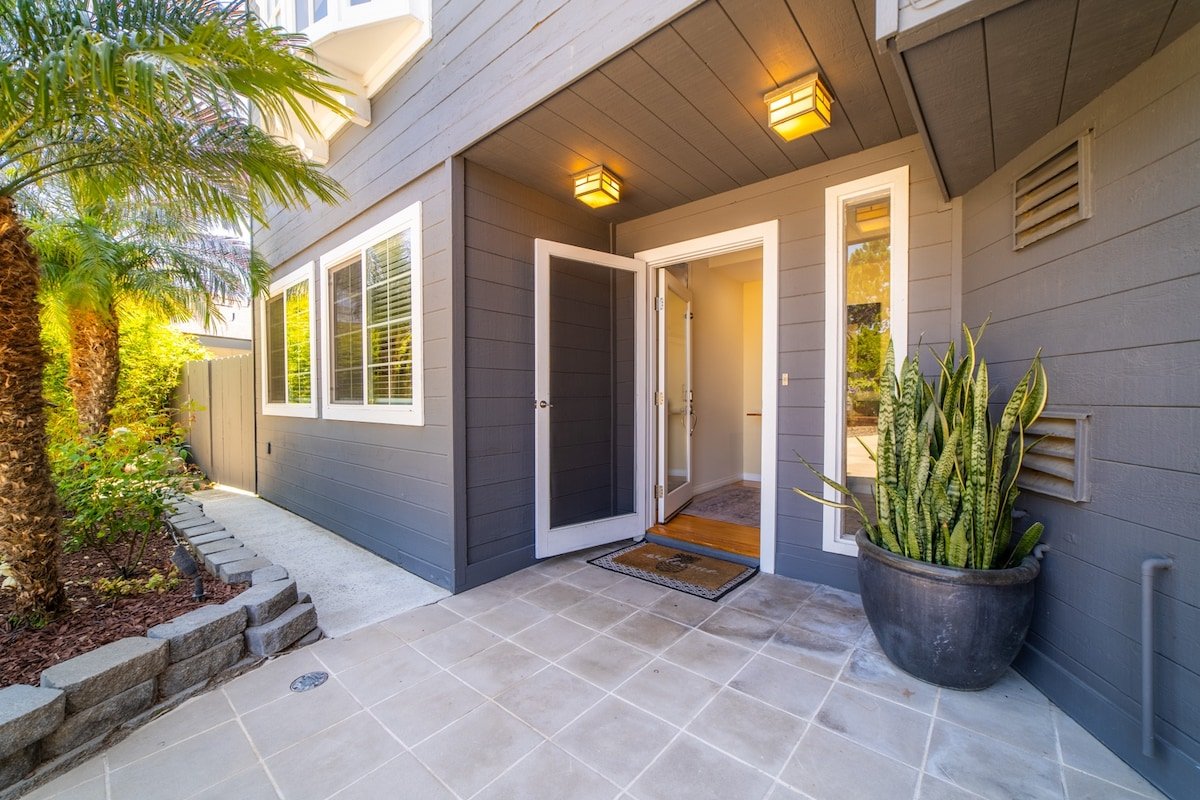 Charming East Coast style home in Del Mar w/ pool gallery image 4