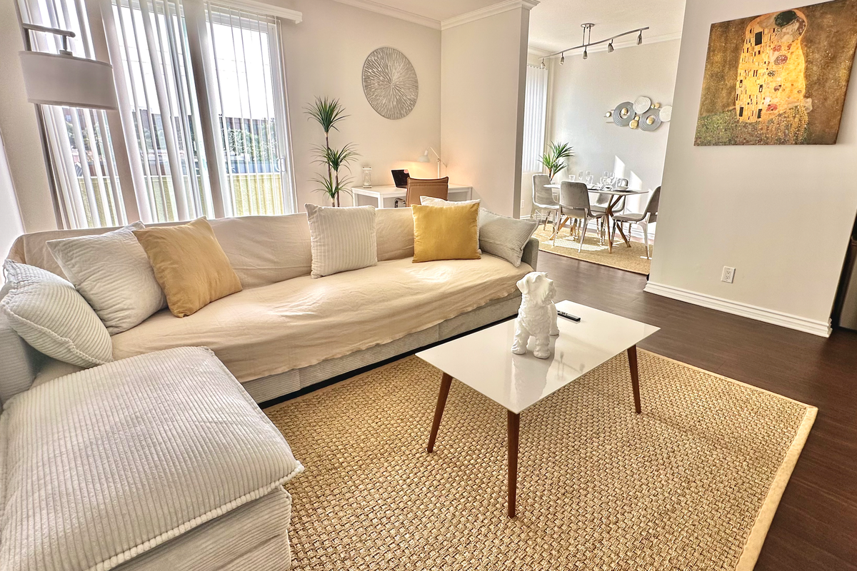 Beverly Deluxe | 2 bed&2 bath| Parking, Gym & Pool