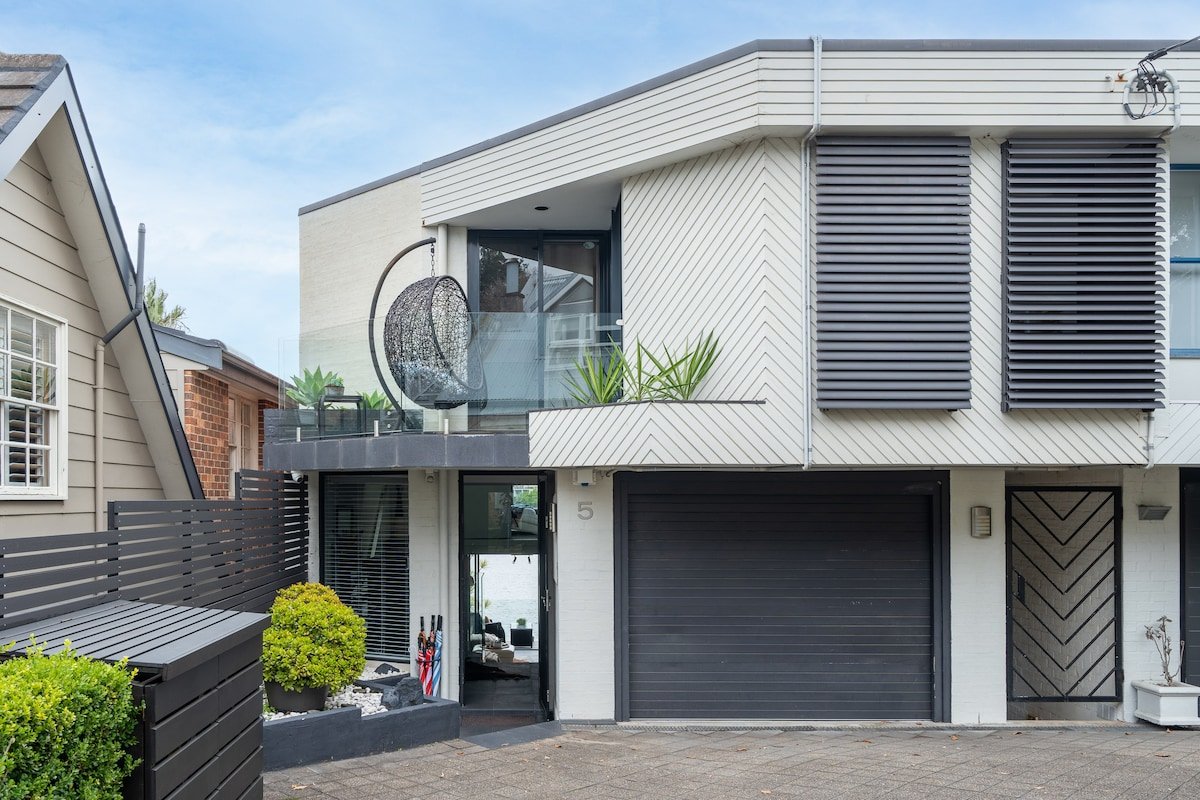 Perched on the edge of the most iconic Harbour gallery image 3