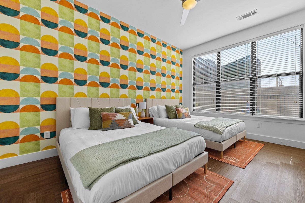 Patio – Pool – 5 min Walk to Broadway gallery image 4