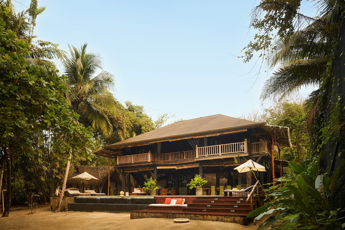 Casa Dewa, Luxury beachfront 4br in Santa Teresa