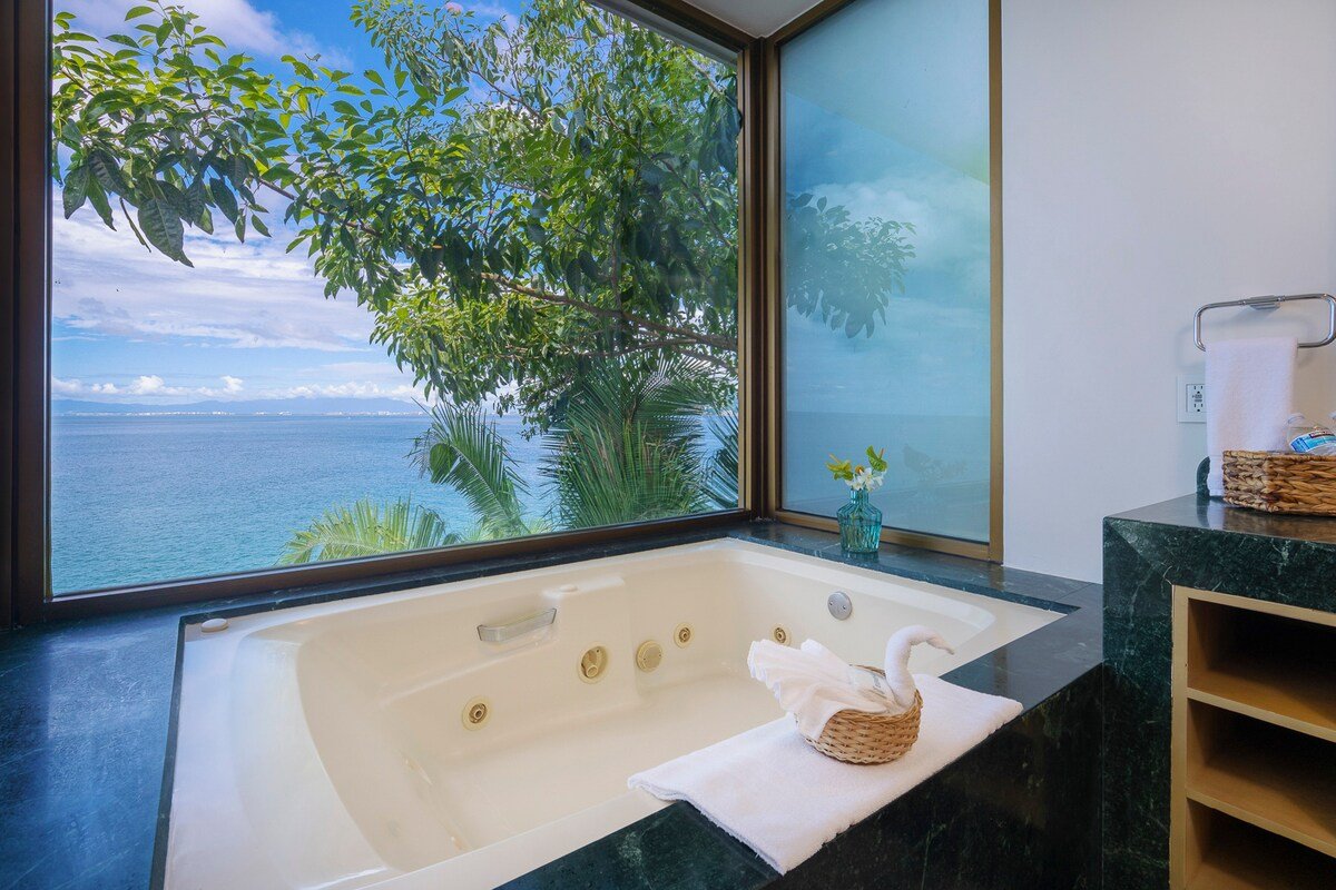 Luxurious Oceanfront Villa gallery image 3