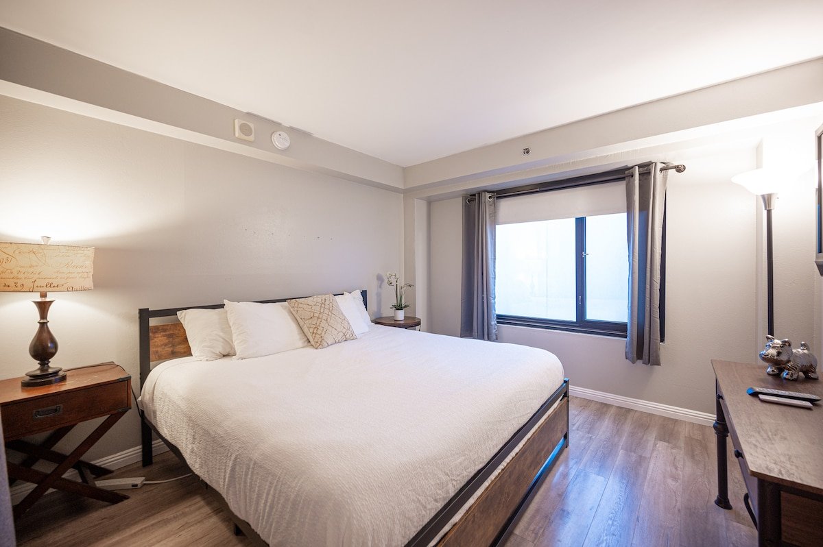 Stay Together on The Strip – 2 Bedroom Suite gallery image 5