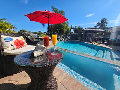 Waterfront: Heated Pool, Spa, wet bar & Boat Rides