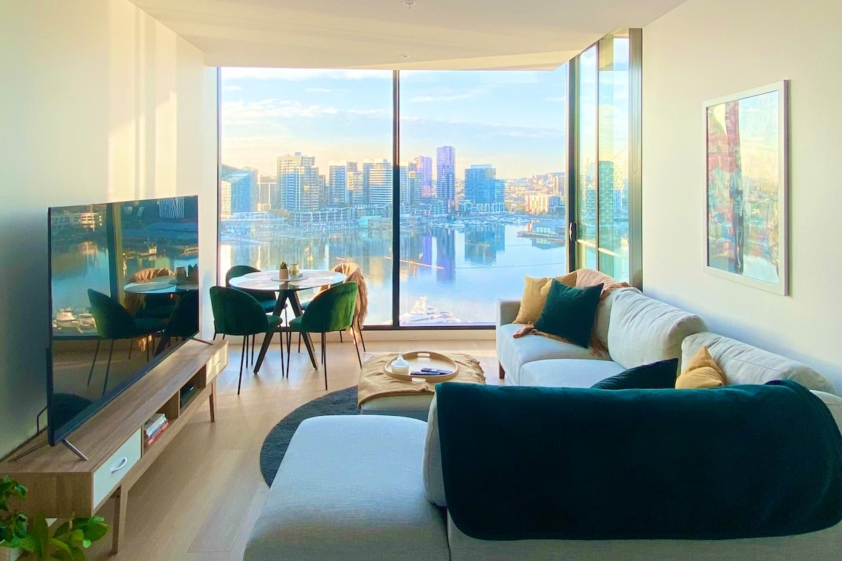 Waterfront Apartment. Best Views in Melbourne! gallery image 2