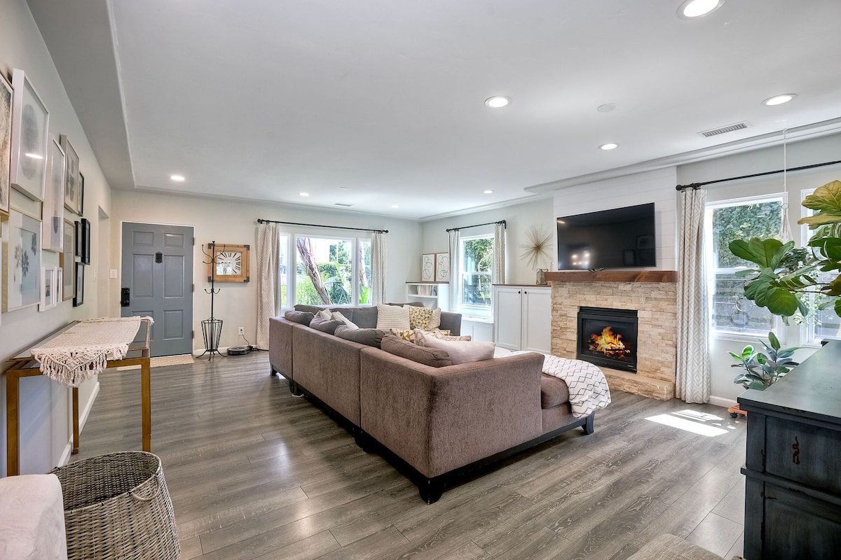 Spacious property 4Large Groups near Downtown gallery image 5