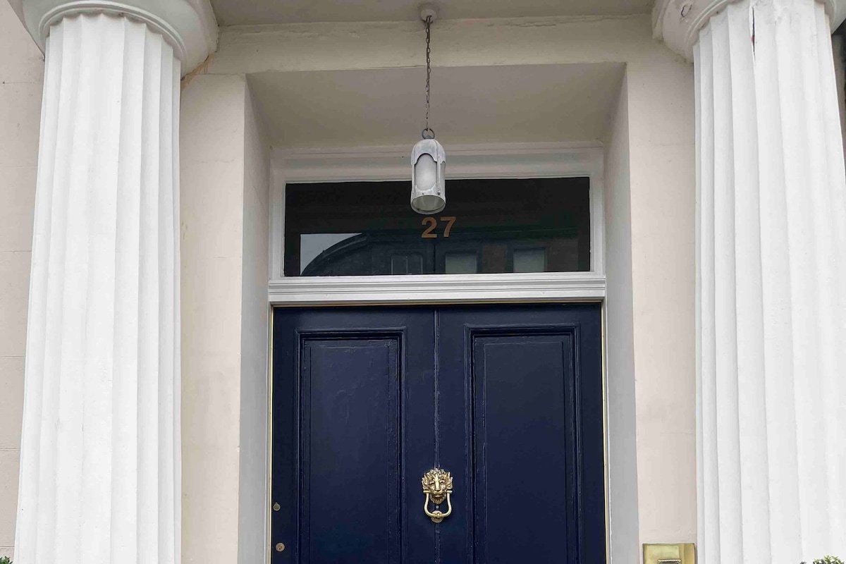 Beautiful family house, centre of Edinburgh gallery image 3