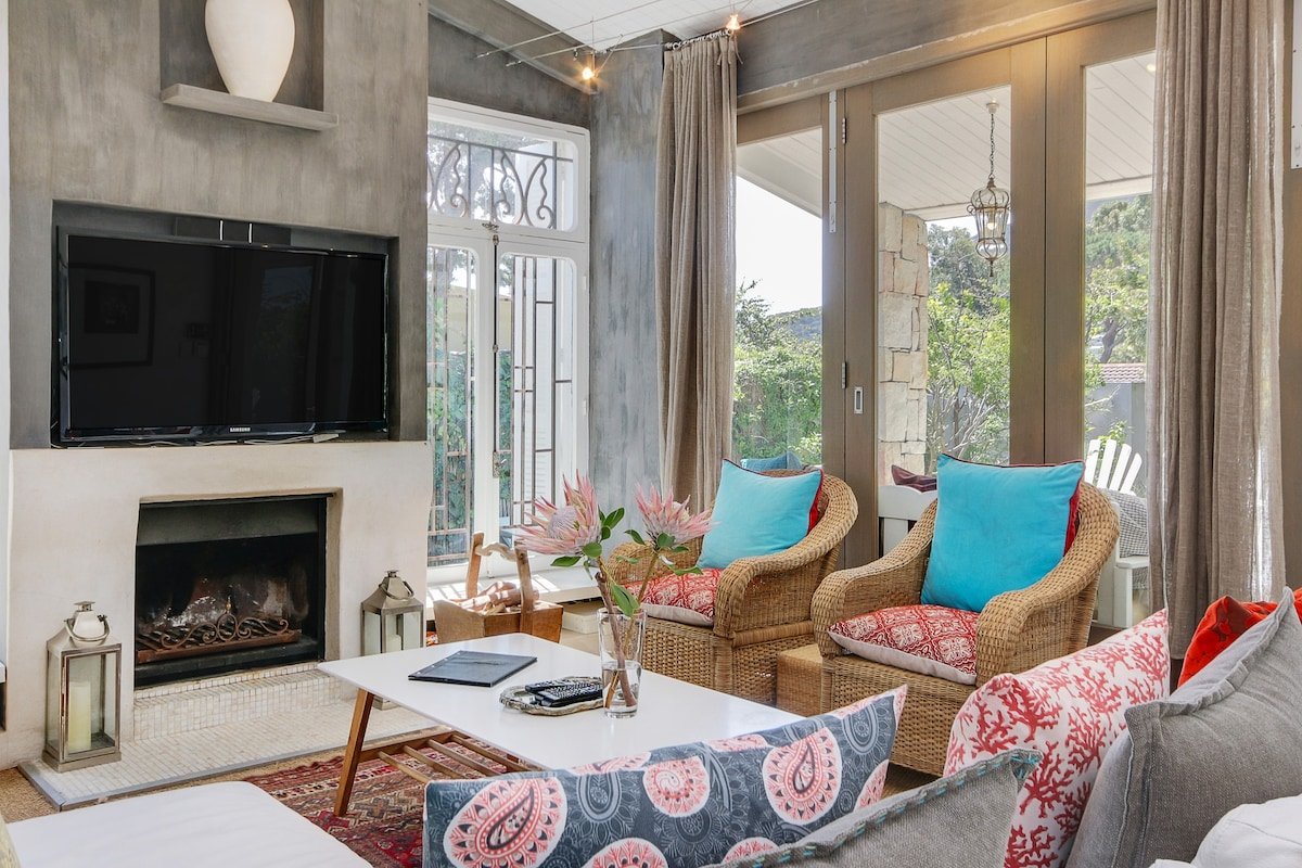 One block from beach, private, 4 beds/4 bath, pool gallery image 4