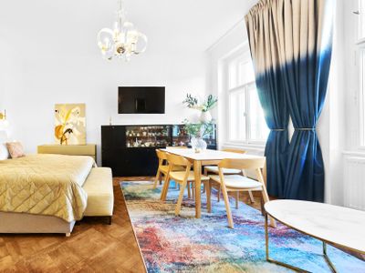 Chic 2 Bedroom Old Town Square Retreat