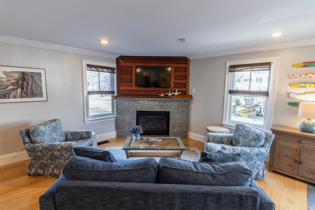 Open Concept w/ Fireplace, 5 min to Mansions gallery image 2