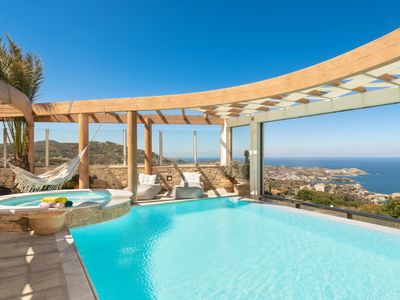 Luxurious Seaview Estate with Infinity Heated Pool