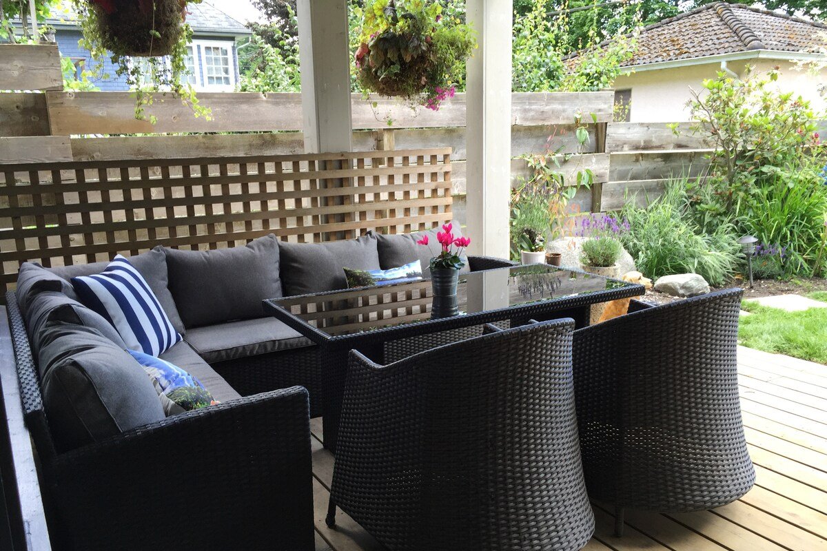 Modern Architectural lakeside Home On The Park gallery image 5