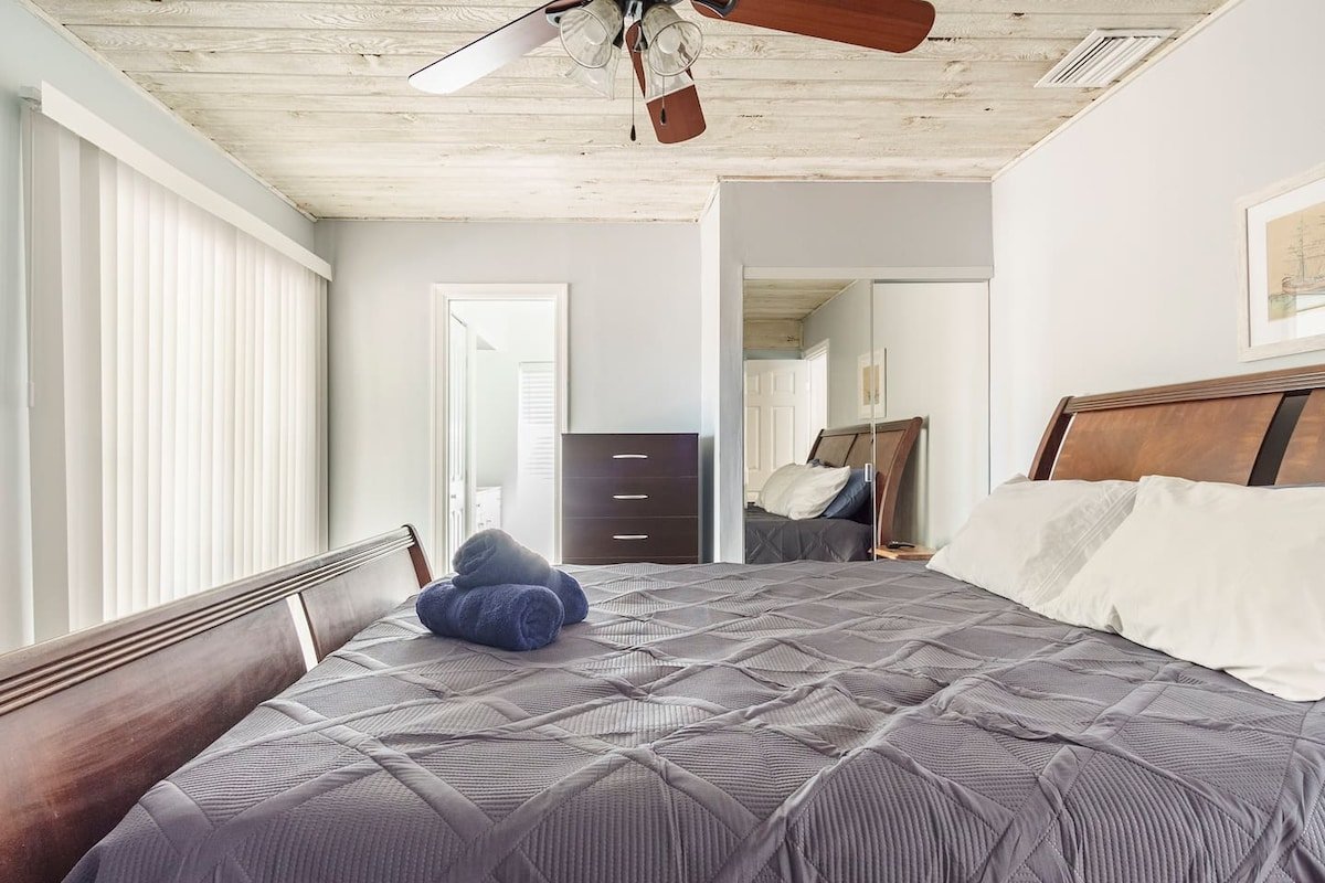 Five beds! Purely S. Florida! Kayak, p boards! gallery image 2